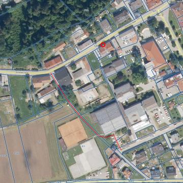 pešpot ob Špeglovi hiši mimo telovadnice